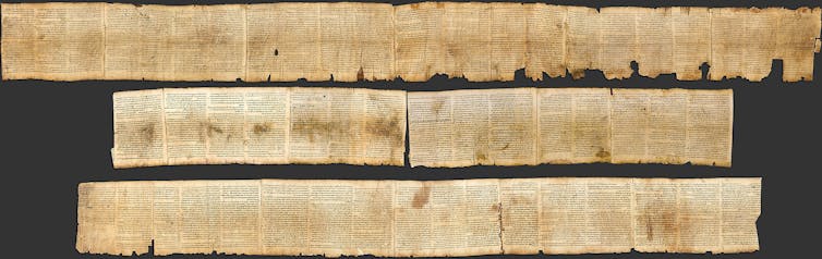 Três fileiras de manuscritos amarelados em um pergaminho, com bordas irregulares.